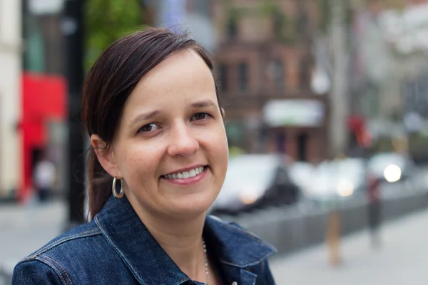 Casual vrouw portret op de straat Rechtenvrije Stockafbeeldingen