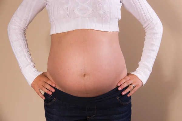 Vista frontal da barriga exposta de uma mulher grávida — Fotografia de Stock