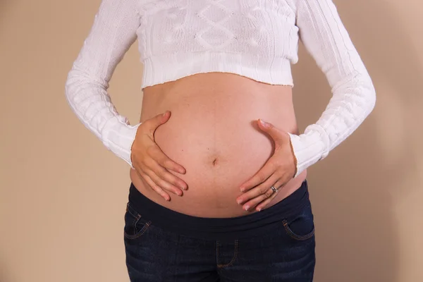 Vista frontal da barriga exposta de uma mulher grávida — Fotografia de Stock