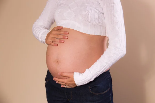 Mulher grávida segurando barriga grande — Fotografia de Stock