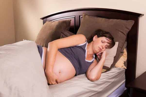 Verwacht moeder slapen in haar bedbroom — Stockfoto