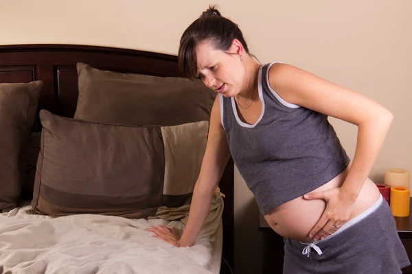 Zwangere vrouw in pijn met een maag kramp Stockfoto