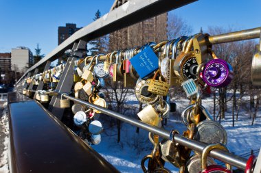 Ottawa, Kanada - 16 Şubat: Corktown yaya köprüsü aşk kilitleri 