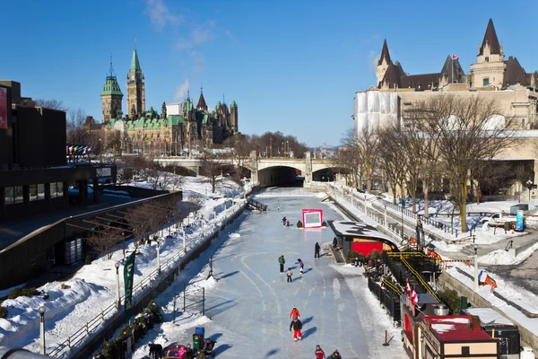 OTTAWA, CANADA - FEBRUARY 16: The Rideau Canal in Ottawa, Canada — Stock Photo, Image