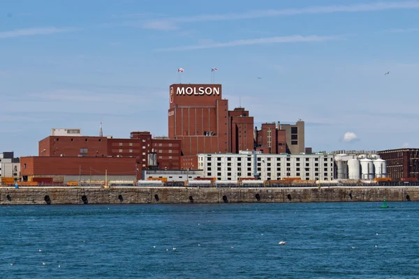 蒙特利尔，加拿大-2013 年 8 月 24 日: 莫尔森啤酒厂在老港口的蒙特利尔在 2013 年 8 月 24 日在蒙特利尔，加拿大 — 图库照片