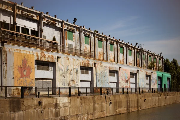 Old grungy warehouse on a pier — Stock Photo, Image