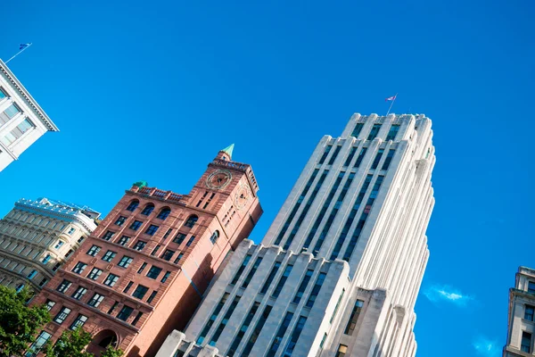 Tall downtown business buildings on a clear summer day — Stock Photo, Image