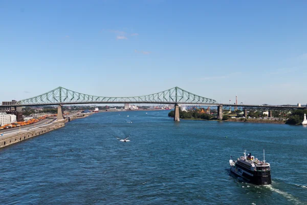 Jacques Cartier Bridge spanning the St. Lawrence seaway in Montr — Stock Photo, Image