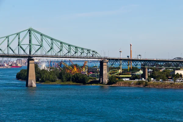 Jacques Cartier Bridge spanning the St. Lawrence seaway in Montr — Stock Photo, Image