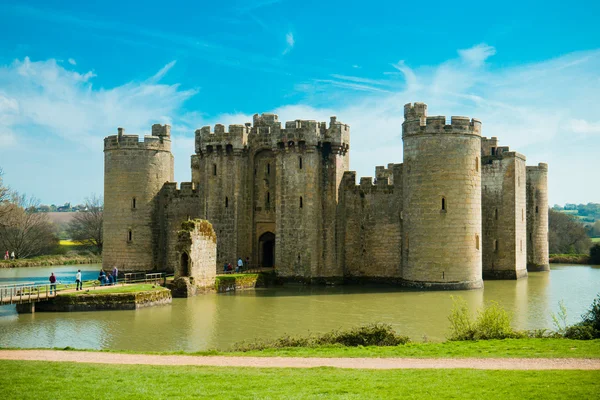 Engelse/East Sussex - 10 April 2014 - Bodium kasteel beschikt over een grote gracht en vier stenen torens voor defensie — Stockfoto