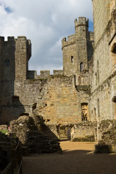 Двор средневекового каменного замка — стоковое фото