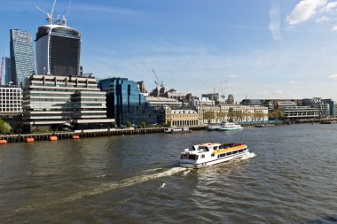 Londra, İngiltere'deki Thames Nehri üzerinde su taksi