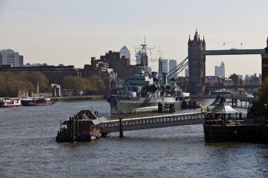 HMS Belfast (C35) Thames Nehri üzerinde bir Kraliyet Donanması hafif kruvazör
