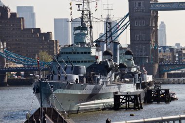 HMS Belfast (C35) Thames Nehri üzerinde bir Kraliyet Donanması hafif kruvazör