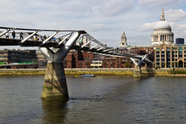 Millenium Bridge Londra, İngiltere'deki Thames nehri geçiyor