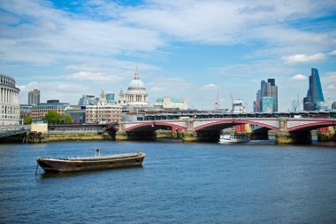 Londra, İngiltere'deki Thames Nehri kapsayan Blackfriars köprüden