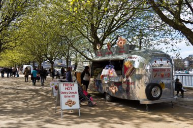 Londra - 11 Nisan 2014: yerli ve turistik hizmet veren gıda satıcı