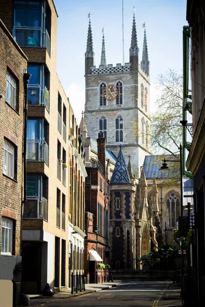 Strada deserta tranquilla con chiesa sullo sfondo nel centro di Londo — Foto Stock