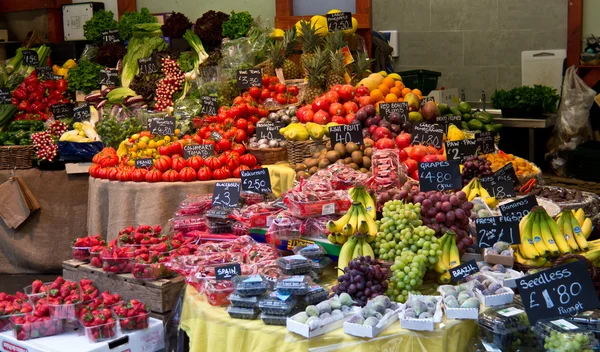 Fruit en groenten te koop bij een kruidenier marktkraam — Stockfoto