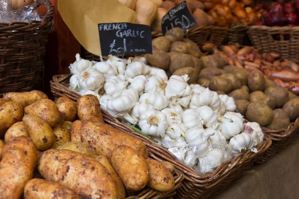 Aardappelen, knoflook en andere groenten te koop op de markt — Stockfoto