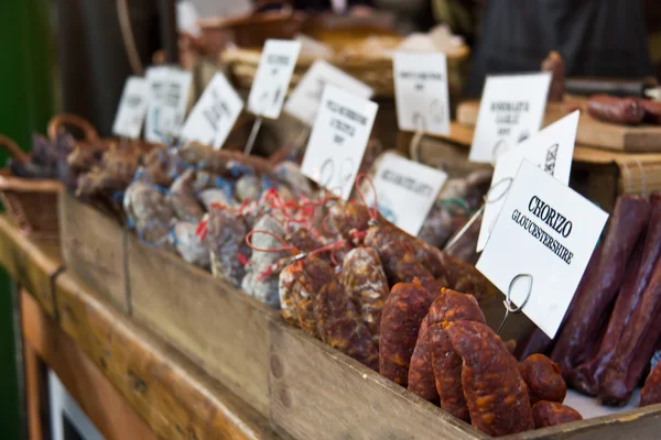 Salsicce di salumi in vendita presso la gastronomia — Foto Stock