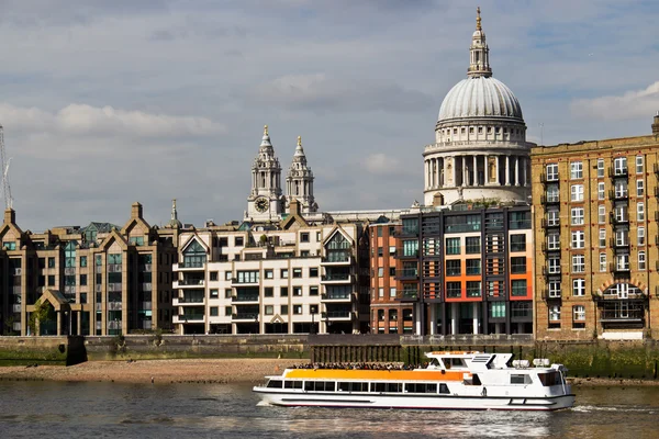 Sightseeing Boot gevuld met toeristen op de rivier de Theems in Londen, — Stockfoto