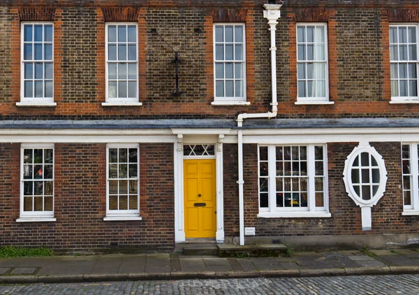 Apartamentos de ladrillo en Londres, Inglaterra — Foto de Stock