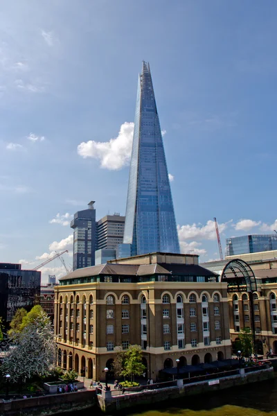 Londen - 11 April 2014: The Shard is een 87 verdiepingen tellende wolkenkrabber in — Stockfoto