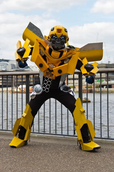 Londra - 11 Nisan 2014: Bumblebee Autobot trafo cosplay p
