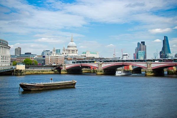 Ponte Blackfriars sobre o Rio Tâmisa em Londres, Inglaterra Imagens De Bancos De Imagens