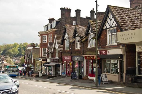 Oxted/英格兰-2014 年 4 月 22 日: 商店和企业站上 — 图库照片