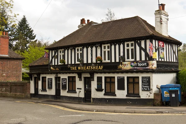 OXTED / PORTUGAL - 22 de abril de 2014: The Wheatsheaf Public House in O — Fotografia de Stock