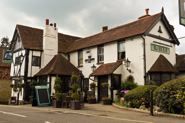 OXTED/ENGLAND - April 22, 2014: The Old Bell Public House in Old — Stock Photo, Image