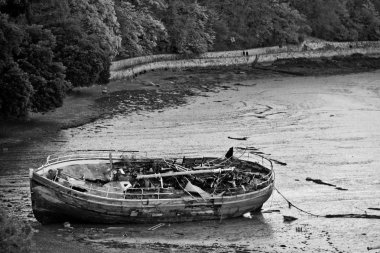 Eski sailboard moored liman - siyah bir gemi hulk olarak ve wh