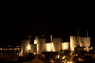 Geceleri aydınlatılan görkemli, ortaçağ Conwy Castle