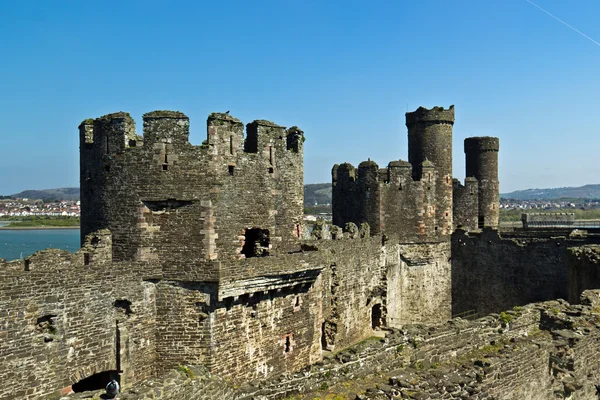 Conwy hradní pevnost s kamennými zdmi a věžemi — Stock fotografie