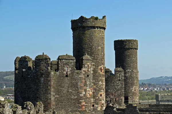 Conwy hradní pevnost s kamennými zdmi a věžemi — Stock fotografie