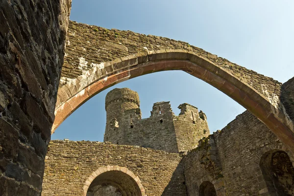 Средневековые каменные руины замка видны изнутри — стоковое фото