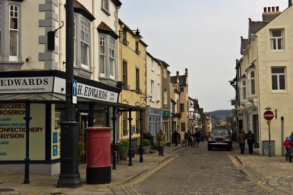 CONWY / WALES - April 20, 2014: Typical street scene in idyllic to — стоковое фото