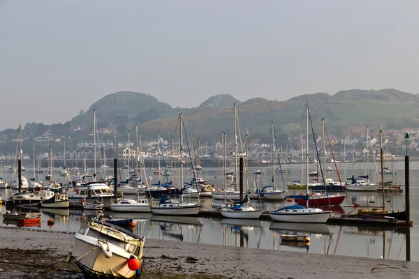 Lodě kotví v přístavu Conwy v Severní Wales, Velká Británie — Stock fotografie