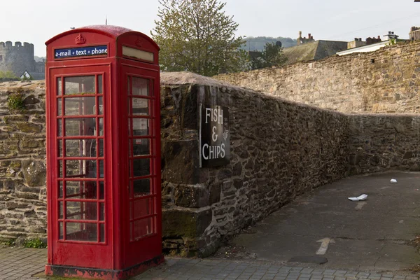 Iconic British red phone box in Conwy, Wales — стоковое фото