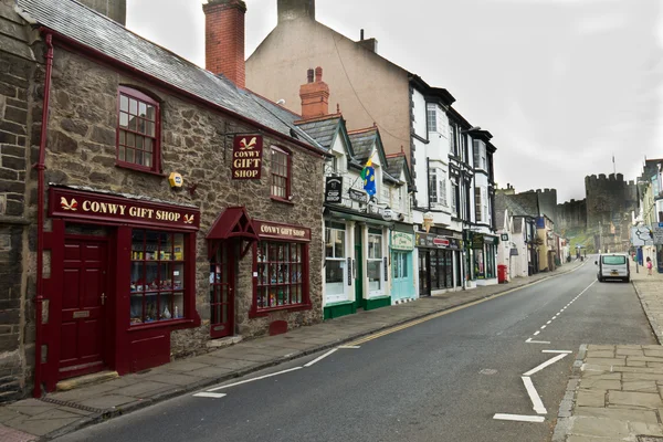 CONWY / WALES - April 20, 2014: Typical street scene in idyllic to — стоковое фото