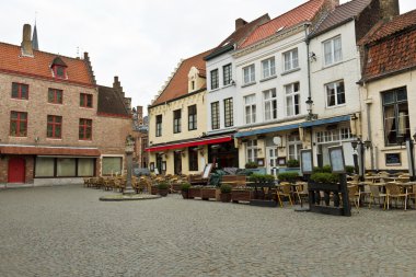 Bruges/Belçika - 13 Nisan 2014: Pub veranda sakin kasaba meydanında