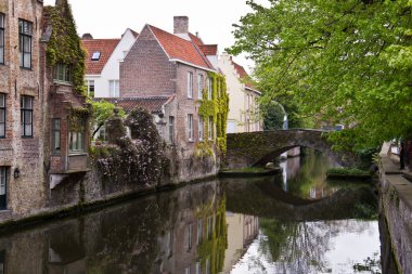Bruges, Belçika Avrupa kentinde bridge ile kanal