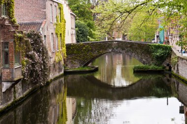 Bruges, Belçika Avrupa şehir bir kanal üzerinden köprü