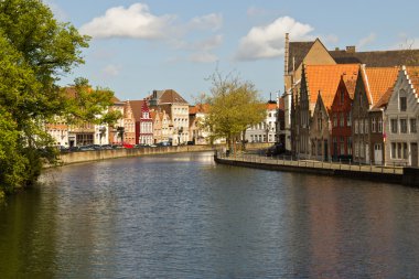 Çan kulesine çan kulesi ile aslan heykeli Bruges, Belçika