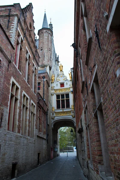 Rua estreita na cidade medieval de Bruges, Bélgica — Fotografia de Stock
