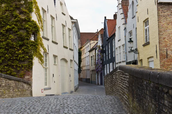 Rua de paralelepípedos deserta na cidade europeia de Bruges — Fotografia de Stock