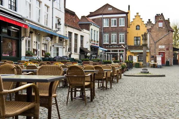 Tavoli e sedie all'aperto patio in pub e ristoranti nel t — Foto Stock