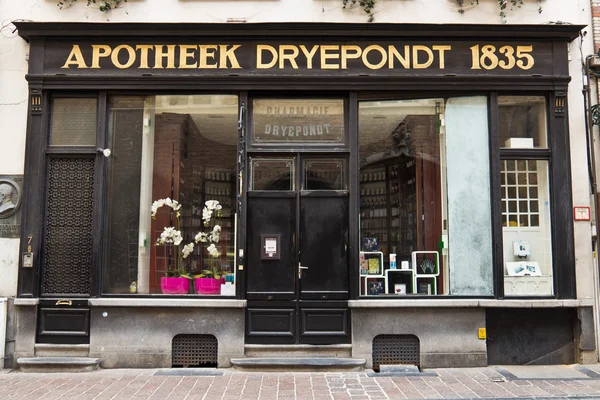 BRUGES/BELGIUM - April 13, 2014: Old apothecary drugstore storef — Stock Photo, Image